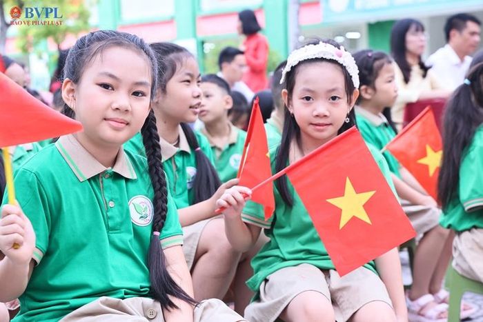  Các em học sinh háo hức, vui mừng trong lễ khai giảng năm học mới. 