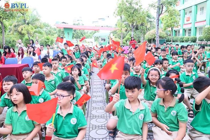  Không khí rộn ràng, cờ hoa rực rã khắp nẻo đường đến sân trường.