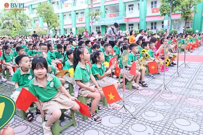  Các em học sinh rất háo hức được gặp thầy cô và các bạn trong ngày khai giảng.