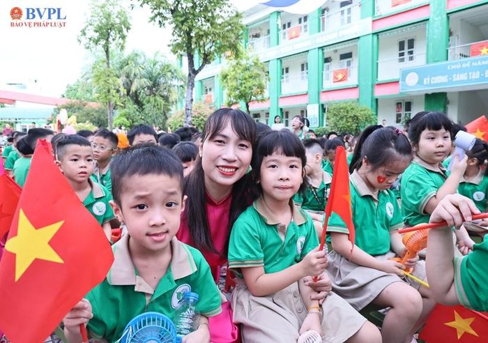  Cô và trò Trường Tiểu học Long Biên không giấu được niềm vui mừng trong ngày đầu năm học mới. 
