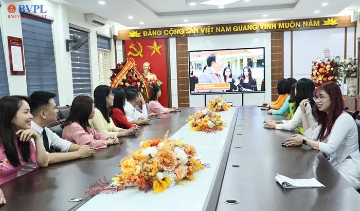 Hội đồng sư phạm Trường Tiểu học Long Biên xem trực tiếp qua điểm cầu của Bộ Giáo dục và Đào tạo đặt tại Trường Phổ thông Nội trú Tiểu học và THCS Mường Khương, tỉnh Lào Cai.