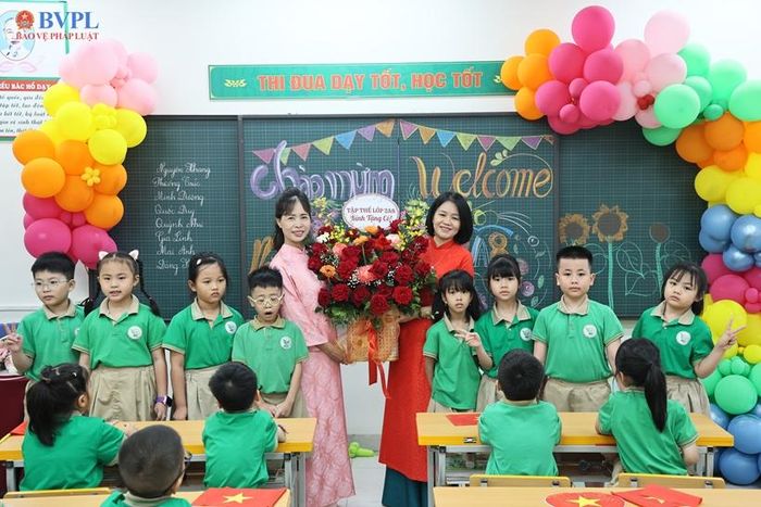  Phụ huynh tặng hoa chúc mừng cô và trò nhân dịp năm học mới. 