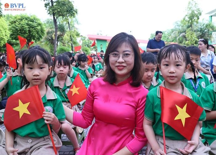  Giáo viên và học sinh hân hoan, rạng rỡ trong ngày khai giảng năm học mới. 