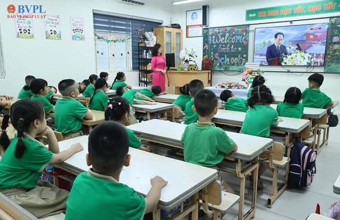  Cô và trò Trường Tiểu học Long Biên nghe Bộ trưởng Bộ Giáo dục và Đào tạo đọc thư của Tổng Bí thư, Chủ tịch nước Tô Lâm gửi ngành Giáo dục nhân dịp Khai giảng năm học mới 2026 - 2027. 