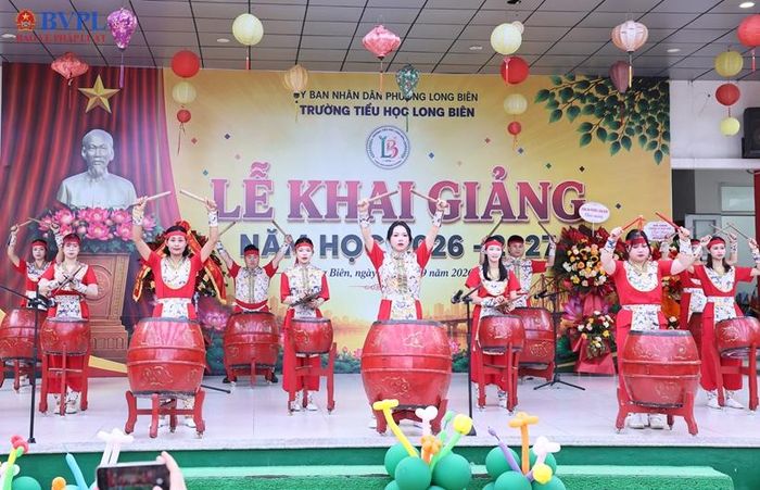  Tiết mục văn nghệ do các thầy cô Trường Tiểu học Long Biên biểu diễn. 