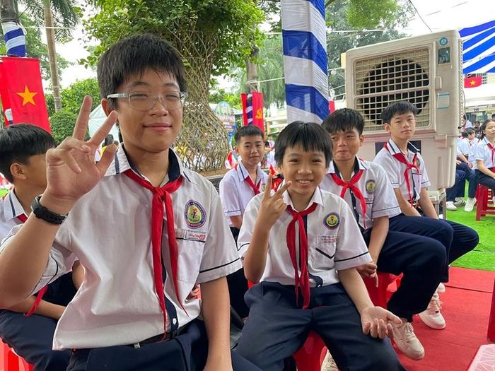  Nhiều em học sinh háo hức, vui mừng trong ngày khai giảng năm học mới.