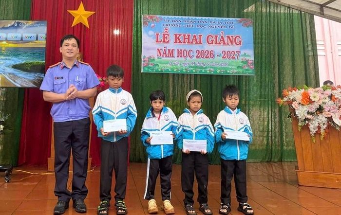 Đồng chí Vũ Bá Đông trao những suất học bổng ý nghĩa đến các em học sinh vượt khó, vươn lên trong học tập.