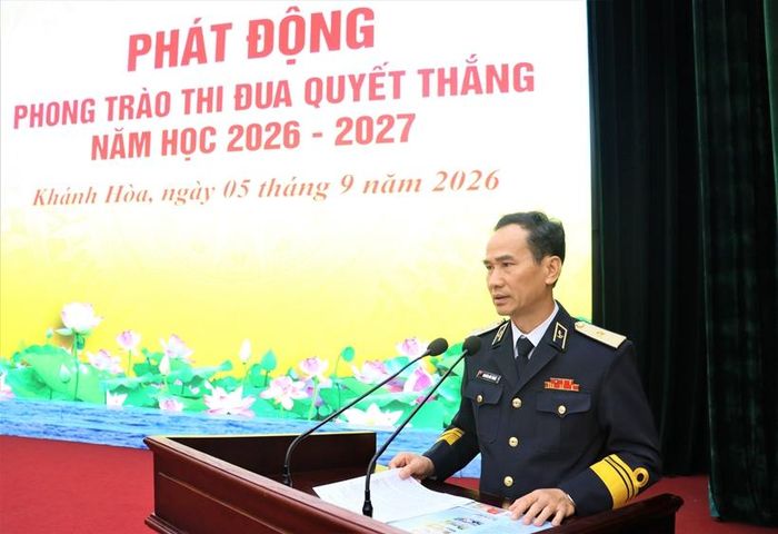  Chuẩn Đô đốc Nguyễn Hữu Thoan- Chính ủy Học viện Hải quân phát biểu phát động thi đua.