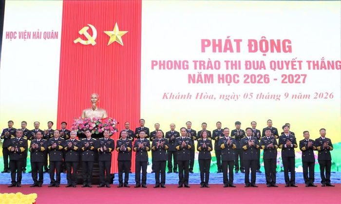  Đại biểu cơ quan, khoa, đơn vị chụp ảnh lưu niệm tại phát động Phong trào thi đua Quyết thắng năm học 2026-2027.