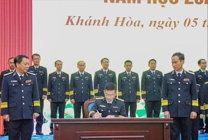  Đại biểu các cơ quan, khoa, đơn vị Học viện hải quân ký kết giao ước thi đua.