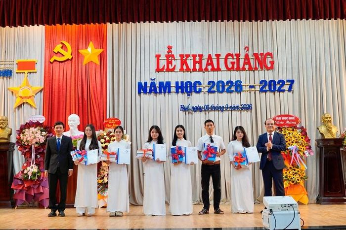  Trường Đại học Y - Dược, Đại học Huế tuyên dương sinh viên tại lễ khai giảng.