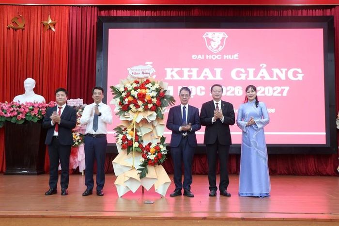  Lãnh đạo TP Huế dự và chúc mừng lễ khai giảng năm học mới tại Đại học Huế.