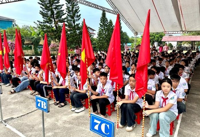 Các học sinh dự lễ khai giảng.