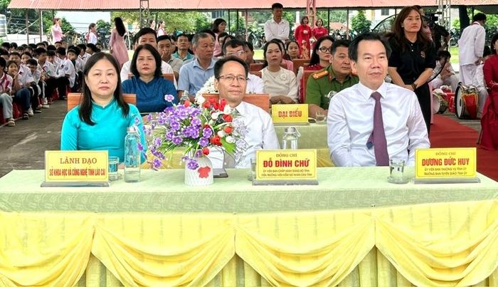 Các đại biểu tham dự lễ khai giảng.