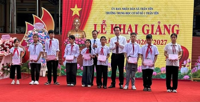 Đồng chí Dương Đức Huy, Trưởng Ban Tuyên giáo Tỉnh ủy và lãnh đạo xã Trấn Yên tặng quà của Quỹ Bảo trợ trẻ em tỉnh Lào Cai và Hội Khuyến học xã Trấn Yên cho học sinh có hoàn cảnh khó khăn.