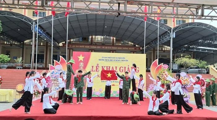 Tiết mục văn nghệ do các em học sinh Trường THCS số 1 Trấn Yên dàn dựng, biểu diễn chào mừng năm học mới.