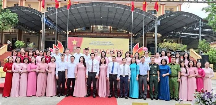 Các đại biểu dự lễ khai giảng chụp ảnh lưu niệm cùng tập thể cán bộ, giáo viên nhà trường.