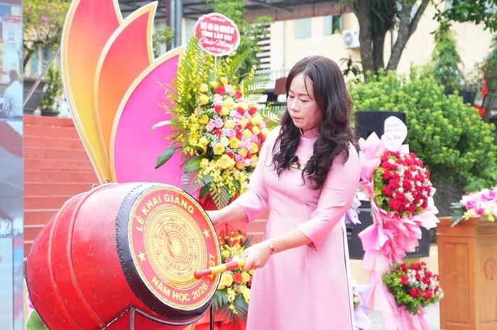 Cô giáo Nguyễn Thị Thanh Thúy, Hiệu trưởng Trường THCS số 1 Trấn Yên đánh trống khai giảng năm học mới.
