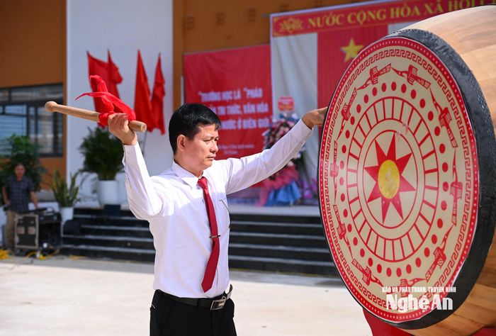 Thầy Nguyễn Văn Vị - Hiệu trưởng Trường Phổ thông nội trú Tiểu học và THCS Môn Sơn đánh trống khai giảng. Ảnh: Thành Cường