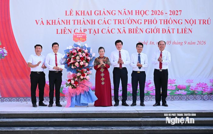 Lãnh đạo tỉnh tặng hoa chúc mừng nhà trường. Ảnh: Thành Cường