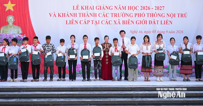 Ủy ban MTTQ Việt Nam tỉnh tặng 50 suất quà cho các em học sinh có hoàn cảnh khó khăn vươn lên học tốt. Ảnh: Thành Cường