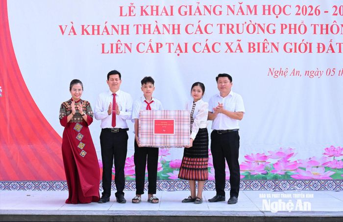 Lãnh đạo tỉnh tặng quà động viên thầy và trò Trường Phổ thông nội trú Tiểu học và THCS Môn Sơn. Ảnh: Thành Cường