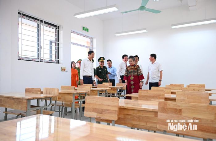 Phó Bí thư Tỉnh ủy Võ Thị Minh Sinh và các đại biểu tham quan phòng học mới của Trường Phổ thông nội trú Tiểu học và THCS Môn Sơn. Ảnh: Thành Cường