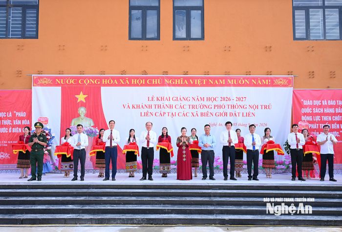 Phó Bí thư Tỉnh ủy và các đại biểu thực hiện nghi thức cắt băng khánh thành Trường Phổ thông nội trú Tiểu học và THCS Môn Sơn. Ảnh: Thành Cường