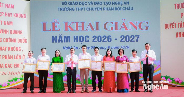 Phó Bí thư Thường trực Tỉnh ủy, Chủ tịch HĐND tỉnh Hoàng Nghĩa Hiếu và Phó Chủ tịch UBND tỉnh Thái Văn Thành trao Bằng khen của Bộ trưởng Bộ Giáo dục và Đào tạo, Chủ tịch UBND tỉnh tặng cán bộ quản lý, giáo viên có thành tích xuất sắc trong công tác bồi dưỡng học sinh đoạt giải quốc tế, khu vực. Ảnh: Thành Duy