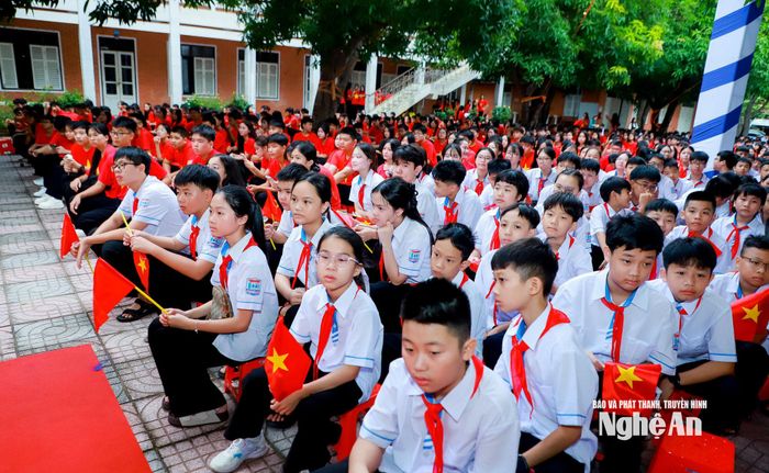 Các em học sinh Trường Phổ thông Trần Quốc Hoàn tại Lễ công bố thành lập và khai giảng năm học mới. Ảnh: Thành Duy
