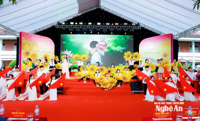 Tiết mục văn nghệ chào mừng thành lập và khai giảng năm học mới tại Trường Phổ thông Trần Quốc Hoàn. Ảnh: Thành Duy