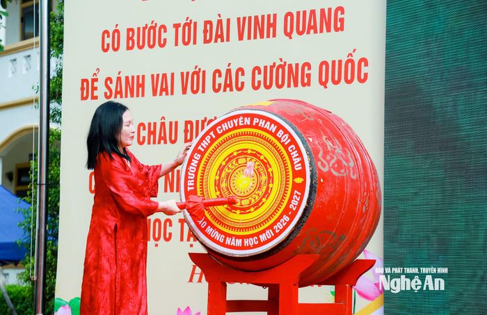 Cô Cao Thị Lan Thanh - Hiệu trưởng Trường THPT chuyên Phan Bội Châu đánh trống khai giảng năm học 2026 - 2027. Ảnh: Thành Duy
