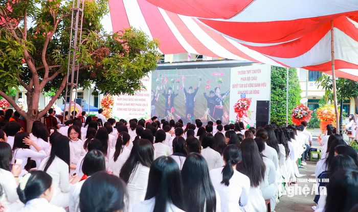 Thầy và trò Trường THPT chuyên Phan Bội Châu tham dự khai giảng theo hình thức trực tuyến với các trường trong cả nước. Ảnh: Thành Duy