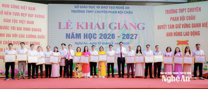 Phó Bí thư Thường trực Tỉnh ủy, Chủ tịch HĐND tỉnh Hoàng Nghĩa Hiếu và Phó Chủ tịch UBND tỉnh Thái Văn Thành trao Bằng khen của Chủ tịch UBND tỉnh tặng các giáo viên có thành tích xuất sắc trong công tác bồi dưỡng học sinh đoạt giải quốc gia, giải Nhất học sinh giỏi tỉnh các môn tự nhiên. Ảnh: Thành Duy