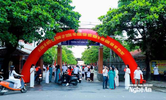 Trường Phổ thông Trần Quốc Hoàn có địa chỉ tại số 30, đường Hermann Gmeiner, phường Thành Vinh, tỉnh Nghệ An. Ảnh: Thành Duy