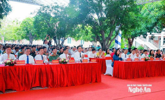 Các đồng chí lãnh đạo Bộ Nội vụ, tỉnh Nghệ An và các cấp dự Lễ công bố thành lập và khai giảng năm học mới tại Trường Phổ thông Trần Quốc Hoàn. Ảnh: Thành Duy