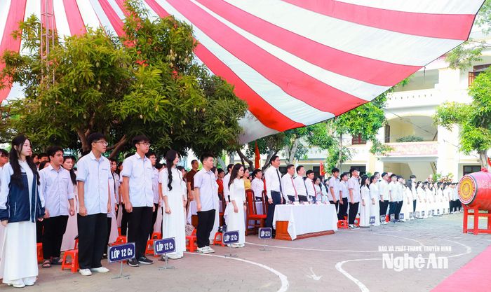 Phó Bí thư Thường trực Tỉnh ủy, Chủ tịch HĐND tỉnh Hoàng Nghĩa Hiếu và Phó Chủ tịch UBND tỉnh Thái Văn Thành dự lễ khai giảng năm học mới tại Trường THPT chuyên Phan Bội Châu, kết nối trực tuyến với các trường trong cả nước. Ảnh: Thành Duy
