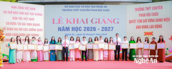 Phó Bí thư Thường trực Tỉnh ủy, Chủ tịch HĐND tỉnh Hoàng Nghĩa Hiếu và Phó Chủ tịch UBND tỉnh Thái Văn Thành trao Bằng khen của Chủ tịch UBND tỉnh tặng các giáo viên có thành tích xuất sắc trong công tác bồi dưỡng học sinh đoạt giải quốc gia, giải Nhất học sinh giỏi tỉnh các môn xã hội và ngoại ngữ. Ảnh: Thành Duy