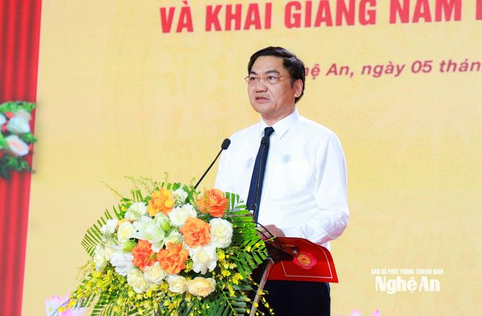 Phó Bí thư Thường trực Tỉnh ủy, Chủ tịch HĐND tỉnh Hoàng Nghĩa Hiếu phát biểu chúc mừng và giao nhiệm vụ cho Trường Phổ thông Trần Quốc Hoàn. Ảnh: Thành Duy