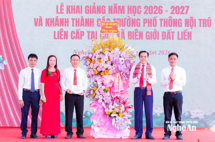 Chủ tịch UBND tỉnh Võ Trọng Hải tặng hoa, trao quà của Tỉnh uỷ, HĐND, UBND, UBMTTQ tỉnh tặng giáo viên và học sinh Trường Phổ thông nội trú Tiểu học và THCS xã Anh Sơn. Ảnh: Phạm Bằng