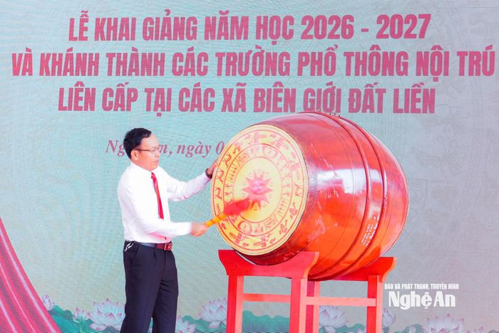 Thầy Lương Văn Võ - Hiệu trưởng Trường Phổ thông nội trú Tiểu học và THCS xã Anh Sơn đánh trống khai giảng năm học 2026 - 2027. Ảnh: Phạm Bằng