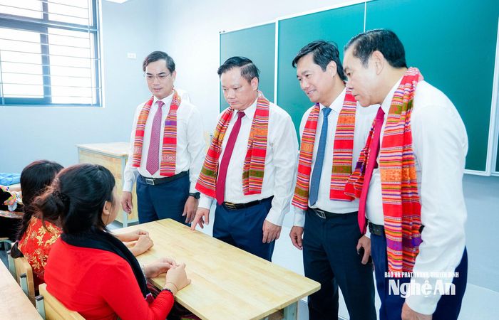 Các đồng chí lãnh đạo tỉnh cùng các đại biểu thăm hỏi, động viên và chúc mừng các em học sinh nhân ngày khai giảng năm học mới. Ảnh: Phạm Bằng