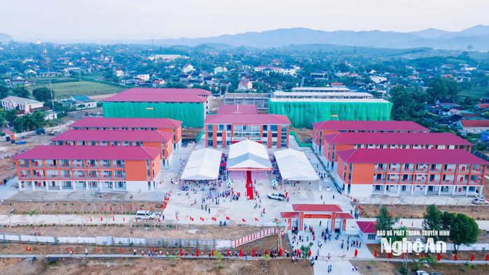 Trường phổ thông nội trú Tiểu học và THCS xã Anh Sơn được đầu tư khang trang, hiện đại. Ảnh: Phạm Bằng