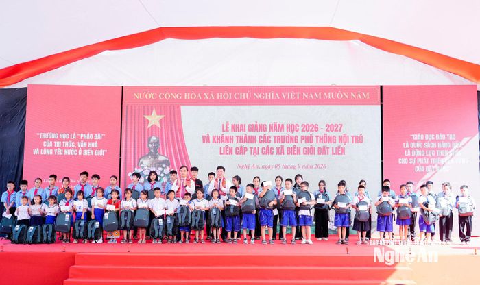 Lãnh đạo Sở Giáo dục và Đào tạo, xã Anh Sơn trao tặng quà cho 50 học sinh có hoàn cảnh khó khăn của Trường Phổ thông nội trú Tiểu học và THCS xã Anh Sơn. Ảnh: Phạm Bằng