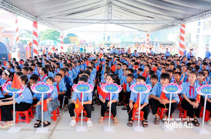 Đông đảo giáo viên, học sinh và nhân dân tham dự lễ khánh thành Trường phổ thông nội trú Tiểu học và THCS xã Anh Sơn, khai giảng năm học 2026 - 2027. Ảnh: Phạm Bằng