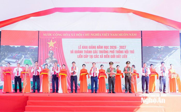 Các đồng chí lãnh đạo, đại biểu thực hiện nghi thức cắt băng khánh thành, bàn giao và đưa công trình Trường Phổ thông nội trú Tiểu học và THCS xã Anh Sơn vào sử dụng. Ảnh: Phạm Bằng