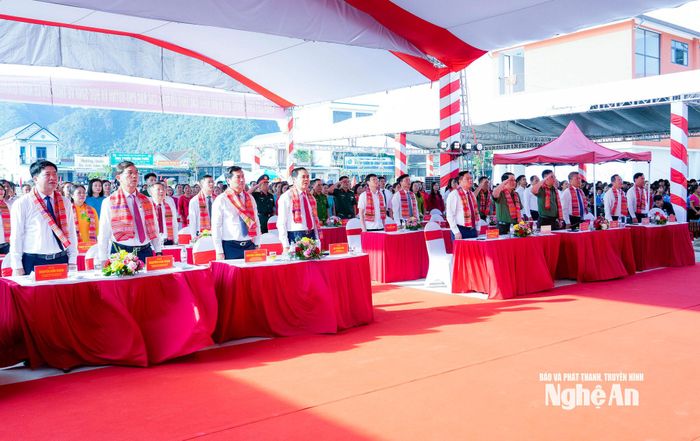 Các đại biểu và giáo viên, học sinh thực hiện nghi thức chào cờ, hát Quốc ca khai giảng năm học mới. Ảnh: Phạm Bằng