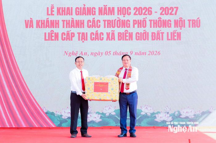 Bí thư Tỉnh uỷ, Trưởng Đoàn ĐBQH tỉnh Nguyễn Khắc Thận trao quà của Tổng Bí thư, Chủ tịch nước Tô Lâm tặng giáo viên và học sinh Trường Phổ thông nội trú Tiểu học và THCS xã Anh Sơn. Ảnh: Phạm Bằng