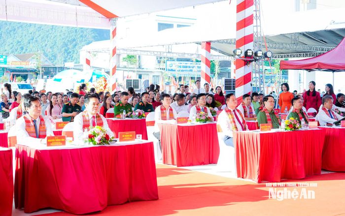 Các đồng chí lãnh đạo, đại biểu tham dự lễ khánh thành Trường phổ thông nội trú Tiểu học và THCS xã Anh Sơn, khai giảng năm học 2026 - 2027. Ảnh: Phạm Bằng
