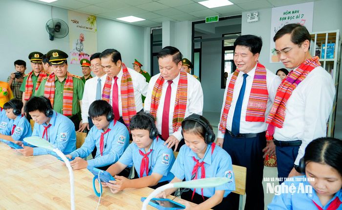 Các đồng chí lãnh đạo, đại biểu tham quan nhà trường và Phòng Thư viện điện tử. Ảnh: Phạm Bằng